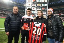 عطال يتسلم جائزة أفضل لاعب في نيس لشهر نوفمبر