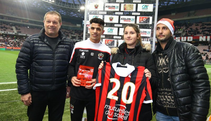 عطال يتسلم جائزة أفضل لاعب في نيس لشهر نوفمبر