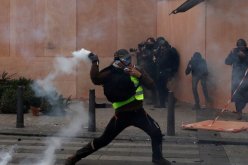 بالصور..السترات الصفراء تعتصم للأسبوع السادس بفرنسا و سقوط قتيل