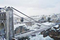 بالصور..الثلوج تزين قسنطينة وتحدث شللا في بعض طرقها