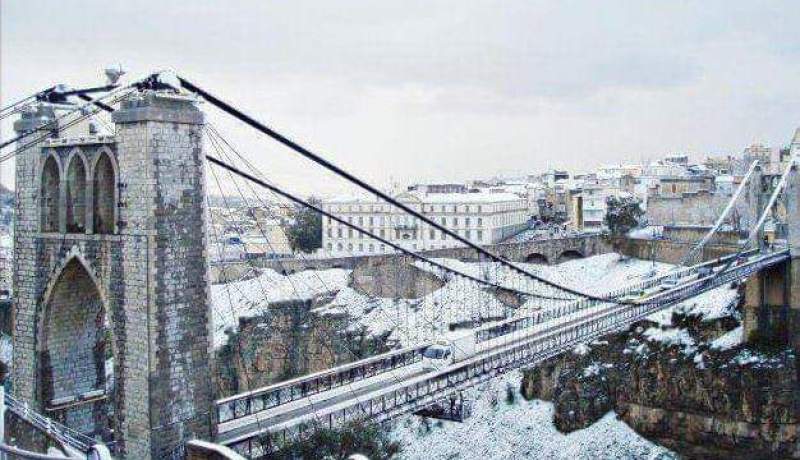 بالصور..الثلوج تزين قسنطينة وتحدث شللا في بعض طرقها