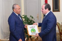 بالصور..”السيسي” يستقبل “أحمد أحمد” تحضيرا لكان 2019