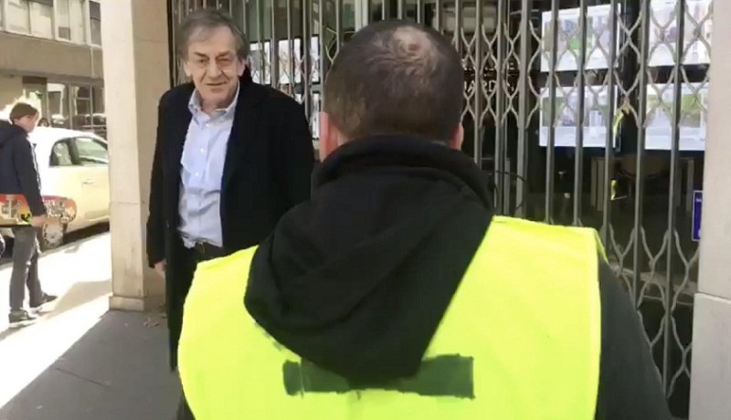 “السترات الصفراء” يهاجمون مفكراً فرنسياً وماكرون يدين ذلك