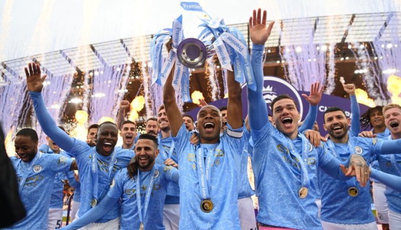 بالصور.. محرز يرفع كأس الدوري الانجليزي الممتاز