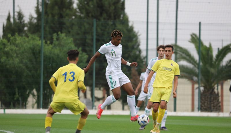 لاعب المُنتخب الوطني يرد بقوة على المُشككين في وطنيته !