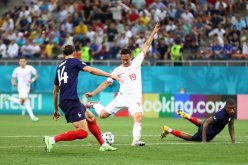 مُفاجأة كبيرة.. سويسرا تطرد بطل العالم من اليورو