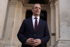 لندن تدين احتجاز سفيرها في طهران.. وتعتبره انتهاك صريح للقانون الدولي