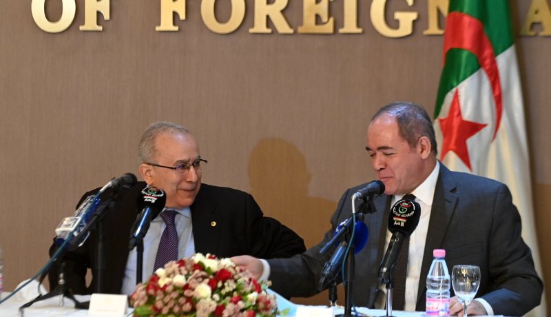 هذا ما قاله بوقدوم لدى تسليمه المهام لوزير الخارجية الجديد