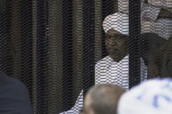 السودان..مدير مكتب البشير يكشف تفاصيل أموال القصر