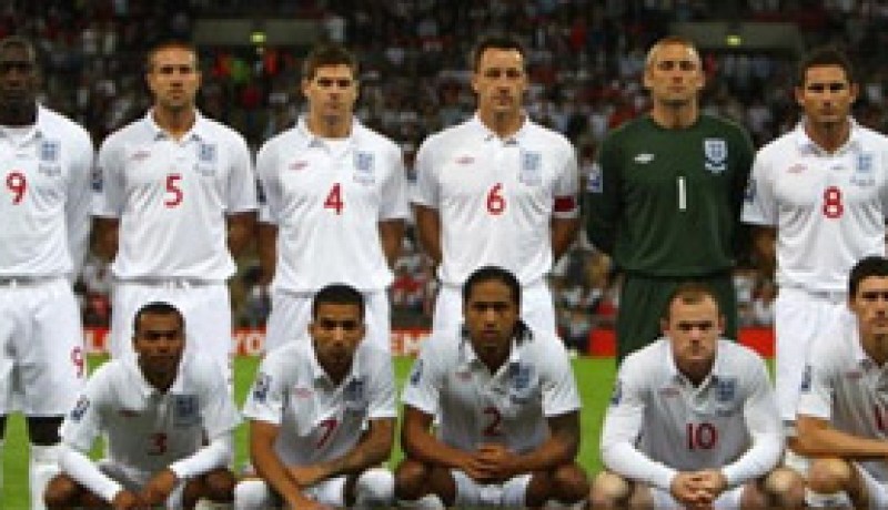 مونديال 2010: مشجع انجليزي يقتحم غرفة ملابس منتخب بلاده ويعتدي لفظيا على بيكهام