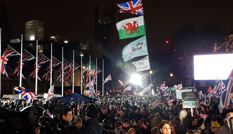 بالفيديو والصور.. البريطانيون يحتفلون ودعوات من لندن بانفصال فرنسا عن الإتحاد الأوروبي