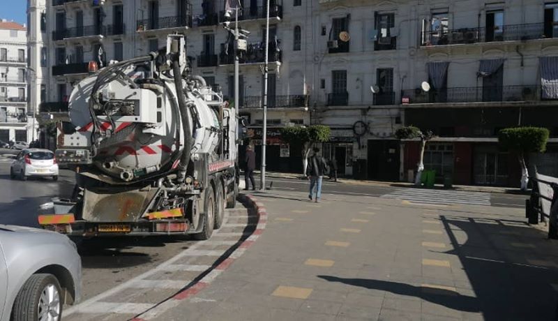 سيال تقوم بتعقيم وتنظيف شارع حسيبة بن بوعلي