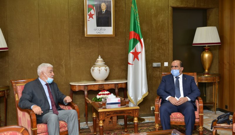 بوزيد لزهاري يسلم لرئيس البرلمان التقرير السنوي حول حقوق الإنسان بالجزائر لعام 2019