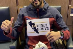 علم الجزائر يُرصع حذاء محرز الخاص بقمة ليفربول