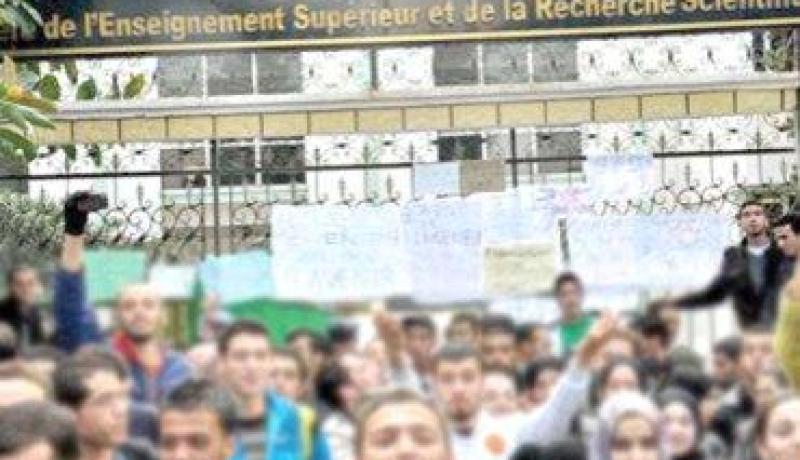 إلزام الطلبة الدارسين بالخارج بالعودة خلال 3 أشهر بعد نهاية التكوين