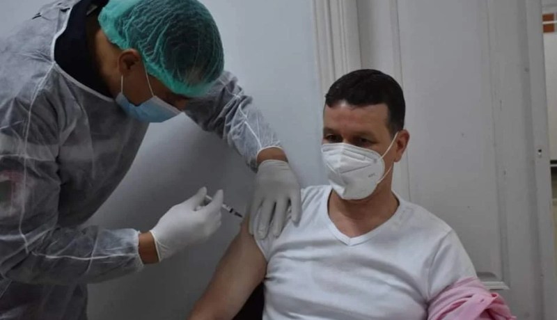 كورونا.. المدير العام للحماية المدنية يتلقى الجرعة الأولى من اللقاح