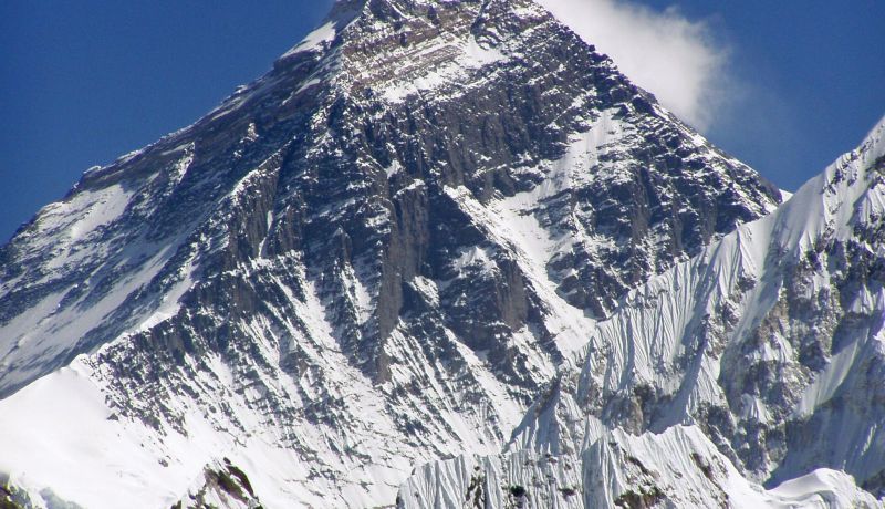 زلزال النيبال يدفع قمة إفريست إلى الجنوب الغربي