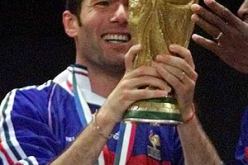 زيدان وأبطال مننتخب الديكة 1998 في الجزائر يوم 1 مارس لملاقاة قدامى لاعبي “الخضر” وديا