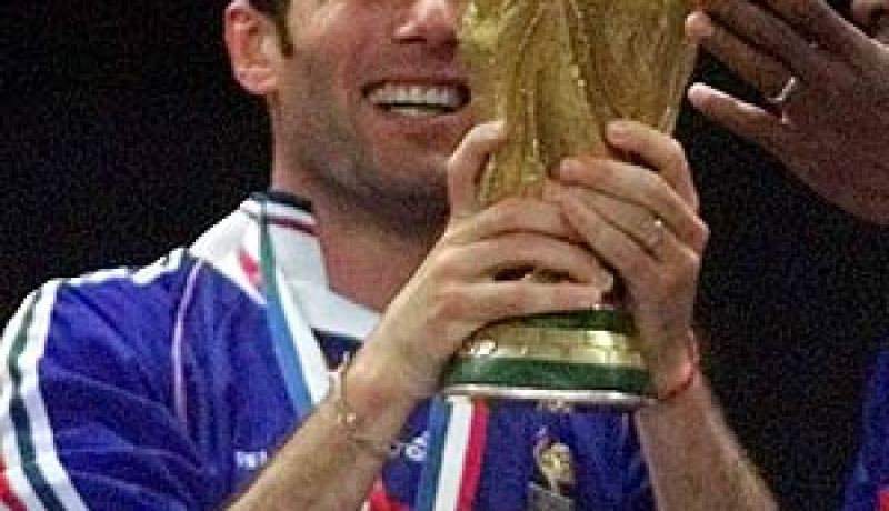 زيدان وأبطال مننتخب الديكة 1998 في الجزائر يوم 1 مارس لملاقاة قدامى لاعبي “الخضر” وديا
