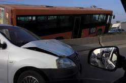 بالصور حادث مرور خطير لاصطدام حافلة نقل الطلبة بسيارة في رويبة