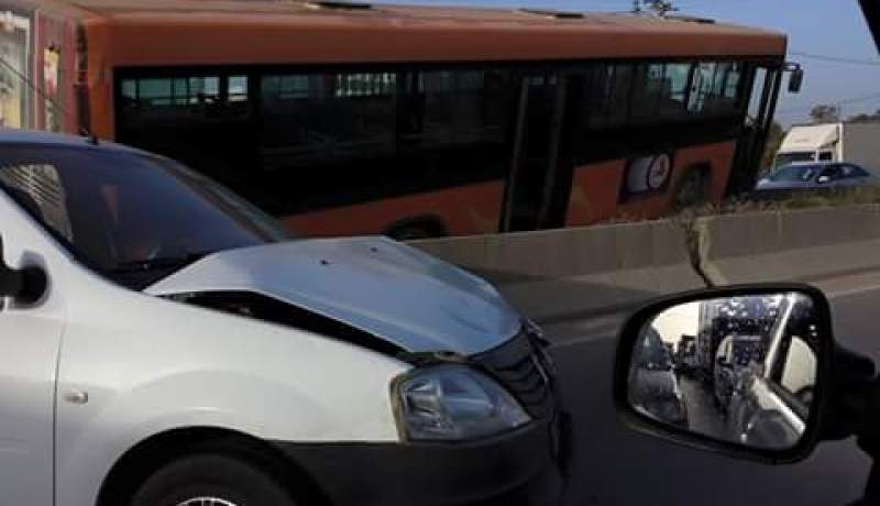 بالصور حادث مرور خطير لاصطدام حافلة نقل الطلبة بسيارة في رويبة