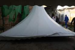 بالصور تنصيب خيم أمام مسجد البراني حتى الانتهاء من ترميمه