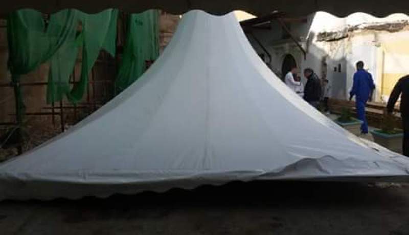 بالصور تنصيب خيم أمام مسجد البراني حتى الانتهاء من ترميمه