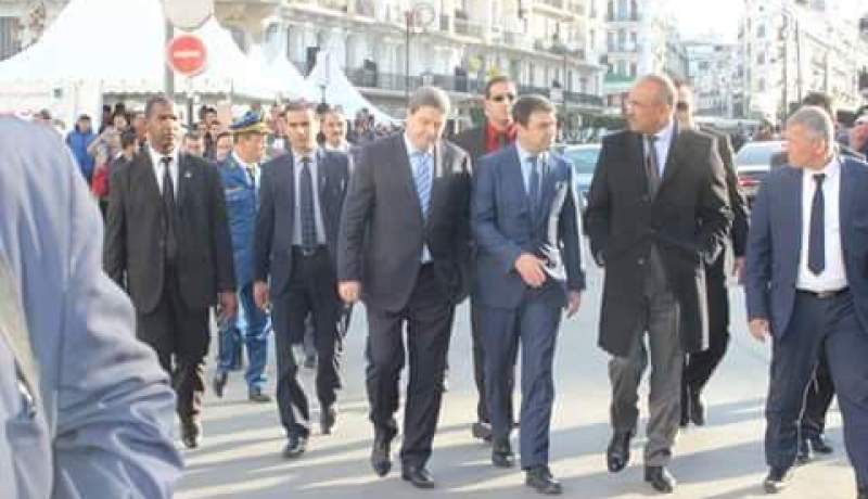 بالصور .. وزير الداخلية التونسي بمقهى وسط الجزائر العاصمة
