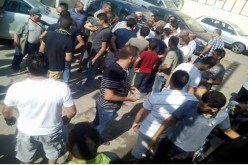 بالصور- سكان فريحة “يغلقون” مقر البلدية بسبب قطع الماء