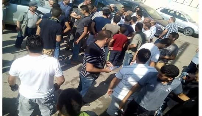 بالصور- سكان فريحة “يغلقون” مقر البلدية بسبب قطع الماء