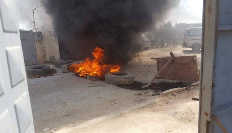 سكان حمادي يقطعون الطريق ويشعلون النيران