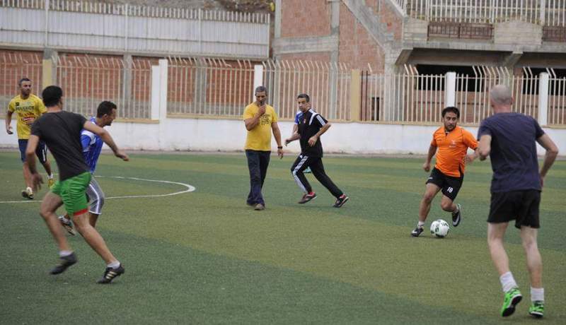 حداد يلعب الكرة مع «أولاد الحومة»!