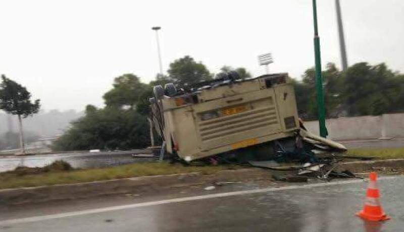 بالصور..11 جريحا في إنقلاب حافلة بقسنطينة