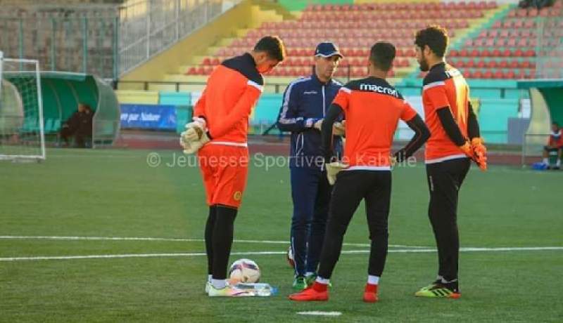 حمناد يباشر مهامه كمدرب جديد لحراس شبيبة القبائل