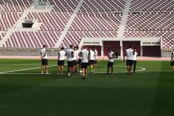 بالصور.. دخول “المحليين” لتفقد أرضية ملعب “خليفة الدولي”