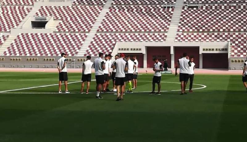 بالصور.. دخول “المحليين” لتفقد أرضية ملعب “خليفة الدولي”