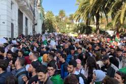 عشرات آلاف الأساتذة والطلبة يحتلون ساحتي “اودان” والبريد المركزي