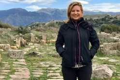 زوجة السفير الامريكي للجزائريين: الزموا منازلكم وفكروا في أهاليكم