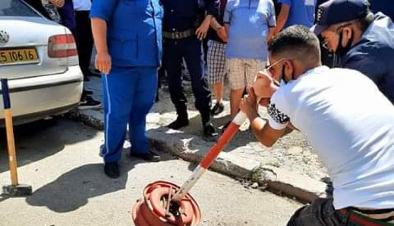 بالصور.. مكافحة الاحتلال غير الشرعي لأماكن ركن السيارات من قبل أصحاب المحلات