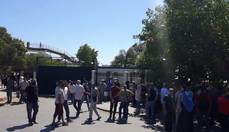 مكتتبو عدل2 يحتجون أمام مقر الوكالة مطالبين بشهادات التخصيص