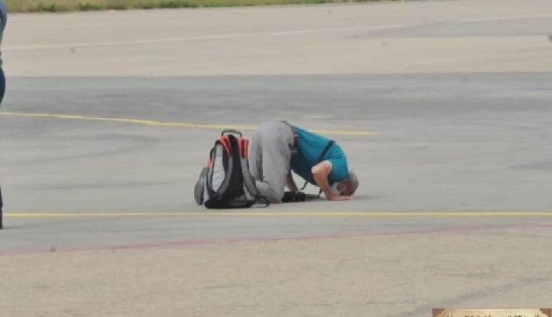 صورة مواطن يسجد لله بعد وصوله الى ارض الوطن تزعزع الفايسبوك