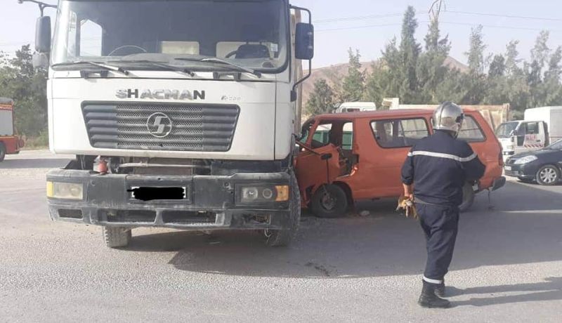 4 ضحايا في حادث اصطدام سيارة بشاحنة في بوسعادة