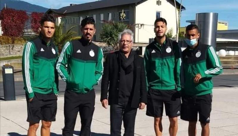 مغترب جزائري بالنمسا يزور الخضر لتحفيزهم قبل مواجهة نيجيريا