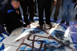 فلسطينيون يقذفون صور أوباما بالأحذية ويصفونه بالنازي رفضا لزيارته لإسرائيل