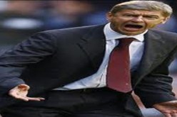 ارسين فينغر مدرب أرسنال  يطالب لاعبيه بالاتحاد والقتال