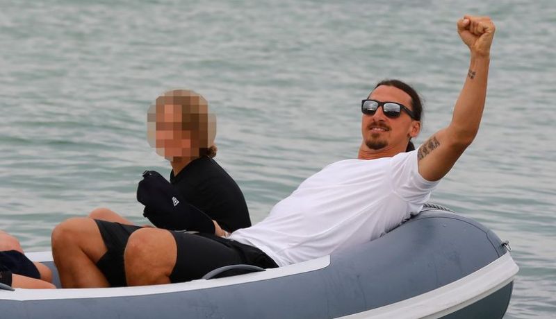 بالصور … زلاتان يستمتع في شواطئ سان تروبيه متجاهلا مورينيو