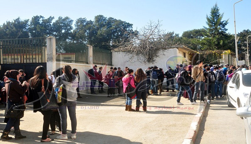 أولياء يغلقون ثانوية بالأقفال تنديدا بمنع أبنائهم من إعادة السنة في بسكرة
