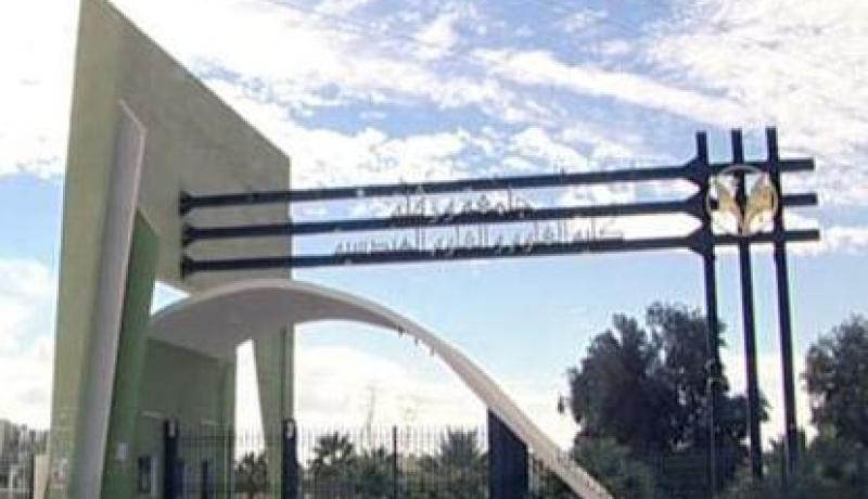 الطلبة يفترشون الحصير و يأكلون الكاشير ويغلقون الادارة ويقطعون الطريق