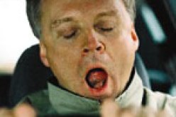 نظام إنذار إلكتروني لتنبيه السائقين عند النعاس أو تشتت الذهن