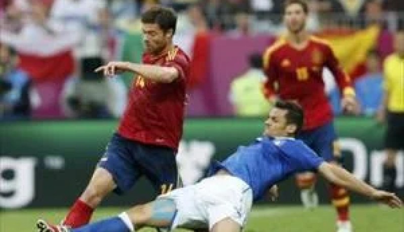 أراجونيس يهاجم ديل بوسكي بسبب رأس الحربة